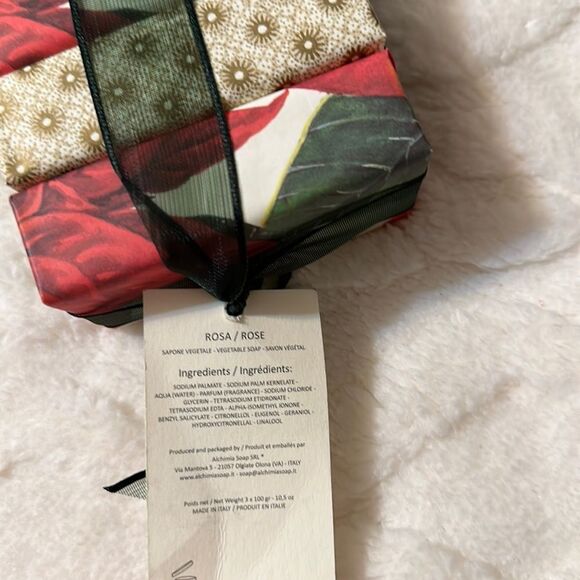 Alchimia Soap Rose Moisturizing Christmas Holiday Poinsettia Wrapped set 3 Soaps - Picture 4 of 5